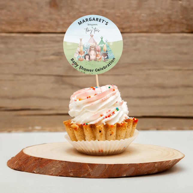 Adesivo Redondo Tempos e Chás de fraldas de Dedos Pequenos (Teepees and Tiny Toes Baby Shower Stickers)