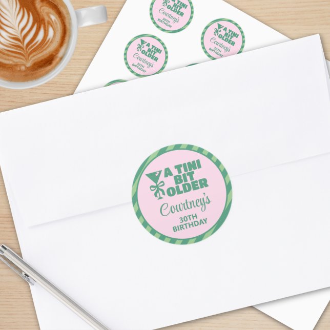 Adesivo Redondo Tendência Rosa E Verde Um Tini Bit Antigo aniversá (Criador carregado)