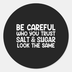 Adesivo Redondo Tenha Cuidado Com Quem Você Confia Em Sal E Açúcar