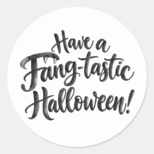 Adesivo Redondo Tenha um Halloween Fang-tástico. Vampiro Engraçado