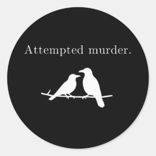 Adesivo Redondo Tentativa de Assassinato Corvo Pun Humor Negro Min