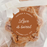 Adesivo Redondo Terracotta Rust Love É Bonitinho Para Casamentos<br><div class="desc">Terracotta Rust Love É Doce Casamento Favor Stickers</div>