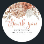 Adesivo Redondo Terracottal outono Floral Obrigado A Favor<br><div class="desc">Uma etiqueta floral de casamento no outono com uma tipografia elegante do roteiro de terracotta. Os florais de tons de terra suave e bonito decoram este cartão. Projetado para você pelo Blackberry Boulevard.</div>