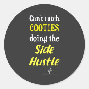 Adesivo Redondo Texto Amarelo de Cooties Laterais de Hustle