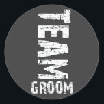 Adesivo Redondo Texto de Grunge Extra Grande do Grupo<br><div class="desc">O texto com aparência de "grunge" muito grande diz: "Team Groom". Este design é ideal para uma despedida de solteiro! Não se esqueça dos designs "Team Bride" correspondentes. Copie e cole este texto na janela do navegador para exibir estes designs: http://www.zazzle.com/exclusivelyweddings*/gifts?cg=196481553580698855</div>