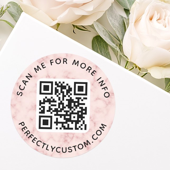 Adesivo Redondo Texto personalizado do código QR arredondado branc (QR code custom text round light blush pink marble Classic Round Sticker)
