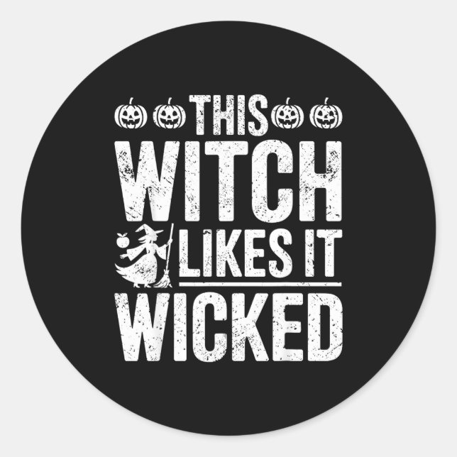 Adesivo Redondo This Witch Likes It Wicked Funny Halloween Broom  (Frente)