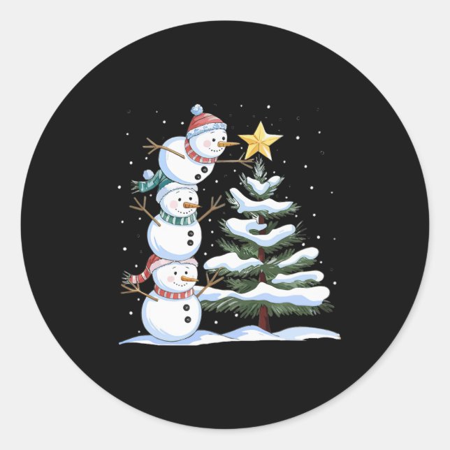 Adesivo Redondo Three Snowmen Are Arranging A Christmas Tree Cute  (Frente)