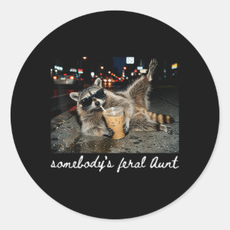 Adesivo Redondo Tia Guaxinim Feral de Alguém Café Sarcástico