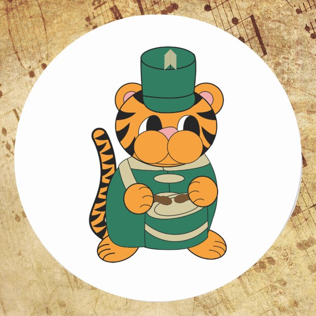Adesivo Redondo Tigre do tambor de Banda marcial verde e Dourado (A sticker of a tiger wearing a green and gold marching band uniform while playing the drums)