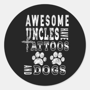 Adesivo Redondo Tios Incríveis Têm Tatuagens E Cães Camiseiros Eng