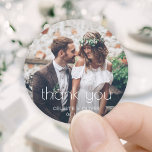 Adesivo Redondo Tipografia e Casamento Fotográfico da Chic Art Dec<br><div class="desc">Adicione um toque personalizado elegante ao casamento, agradeça aos cartões e favoritos para festas de recepção com adesivos fotoredondos/selos de envelopes personalizados. O quadro e toda a redação desta modelo são simples de personalizar. "Obrigado" pode ser mudado para amar & obrigados, bem-vindo, as iniciais do casal, outro texto, ou pode...</div>