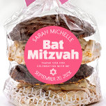 Adesivo Redondo Tipografia Legal do Bat Rosa Mitzvah Bold Tipograf<br><div class="desc">Tenha orgulho, alegria e mostre este marco do seu Bat Mitzvah favorito! Use este pop de na moda, adesivo personalizado para adicionar a seu dia especial. Diversão, ranhura, cor-de-rosa e branco modernos sans serif tipografia e Star of David sobrepõem um fundo rosa coral ousado. Personalize o texto personalizado com seu...</div>