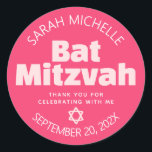 Adesivo Redondo Tipografia Legal do Bat Rosa Mitzvah Bold Tipograf<br><div class="desc">Tenha orgulho, alegria e mostre este marco do seu Bat Mitzvah favorito! Use este pop de na moda, adesivo personalizado para adicionar a seu dia especial. Diversão, ranhura, cor-de-rosa e branco modernos sans serif tipografia e Star of David sobrepõem um fundo rosa coral ousado. Personalize o texto personalizado com seu...</div>