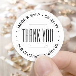 Adesivo Redondo Tipografia Minimalista Chic Obrigado Preto e Branc<br><div class="desc">Adicione um toque elegante ao casamento, obrigado a você, cartas e favoritos para festas de recepção com adesivos redondos personalizados / selos de envelope. Toda a formulação desta modelo é simples de personalizar para um chá de panela, aniversário, renovação de votos ou outra ocasião. O texto em um círculo pode...</div>