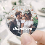 Adesivo Redondo Tipografia Retro Simples e Casamento Fotográfico O<br><div class="desc">Adicione um toque retrô de na moda ao casamento, agradeça aos cartões e favoritos para festas de recepção com adesivos fotoredondos/selos de envelope personalizados. O quadro e toda a redação desta modelo são simples de personalizar. "Obrigado" pode ser mudado para amar & obrigados, bem-vindo, as iniciais do casal, outro texto,...</div>