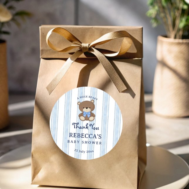 Adesivo Redondo Tiras azuis retrorreflectoras para o chá de fralda (Retro blue stripes teddy bear vintage baby shower personalized favor stickers)