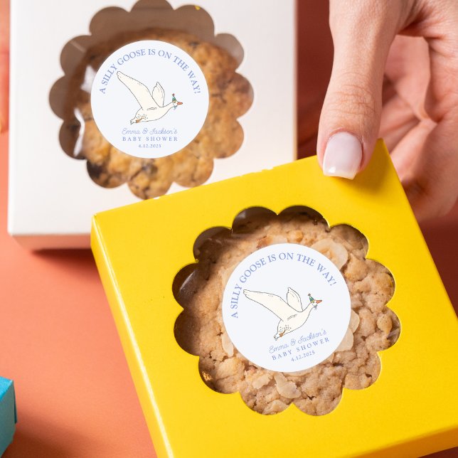 Adesivo Redondo Tonta da Gansa a Caminho Chá de Bebê do Menino (Criador carregado)