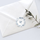 Adesivo Redondo Tornozelo Azul Francês Gravado Elegante<br><div class="desc">Padrão de fundo Elegante e ornamentado,  azul e branco,  toile de jouy,  com flores exóticas,  videiras e folhagem interligadas com terras e cestos de rosas com elementos de vazio redondo,  buquês florais e campos de texto. Comprar produtos correspondentes em Coleções na loja Grafixman.</div>