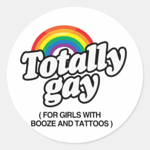 Adesivo Redondo TOTALMENTE GAY POR GAROTAS COM TATUAGENS -.png