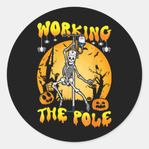 Adesivo Redondo Trabalhando Na Enfermeira Polonesa Halloween Skele