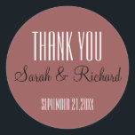 Adesivo Redondo Trending Marsala Wedding Obrigado<br><div class="desc">Simples e elegante obrigado de casamento que você cola no vinho tinto. Personalize com nomes de noiva e noivo e data de casamento. Todo texto é personalizável. Você pode alterar a fonte, o tamanho e a cor do texto usando a opção de edição. Entre em contato para obter ajuda na...</div>