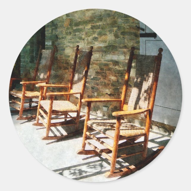 Adesivo Redondo Três cadeiras de madeira em pedregulho ensolarado (Frente)