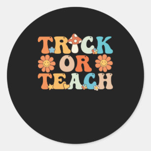 Adesivo Redondo Trick Or Teach Groovy Dia das Bruxas Retro Profess