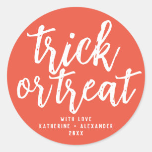 Adesivo Redondo Trick Or Treat Moderno Nome Personalizado Elegante