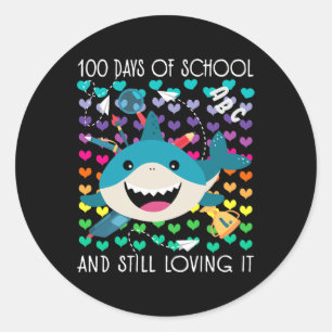 Adesivo Redondo Tubarão-Cute 100 Dias De Escola E Ainda O Adorando