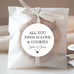 Adesivo Redondo TUDO O QUE PRECISAS É AMOR O Favor do Casamento do<br><div class="desc">Um Clássico Negro Obrigado Vestido de Casamento com "Tudo que você precisa é Amor e Cookies" em uma fonte elegante moderna clássica. Você pode personalizá-lo facilmente com seus nomes e data de casamento.</div>