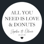 Adesivo Redondo TUDO O QUE PRECISAS É AMOR ROSQUINHA O Favor do Ca<br><div class="desc">Um Clássico Negro Obrigado Vestido de Casamento com "Tudo que você precisa é Amor e Rosquinhas" em uma fonte elegante moderna clássica. Você pode personalizá-lo facilmente com seus nomes e data de casamento.</div>