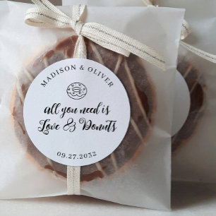 Adesivo Redondo Tudo o que Você Precisa é Amor e Donuts Favor de C