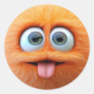 Adesivo Redondo Um adorável personagem de bola laranja felpudo