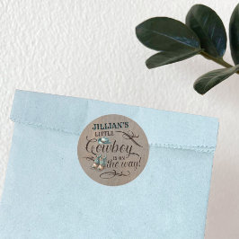 Adesivo Redondo Um Bebê Cowboy está no caminho do Chá de fraldas