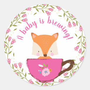 Adesivo Redondo Um Bebê está a criar Chá de Menininha de Teacup