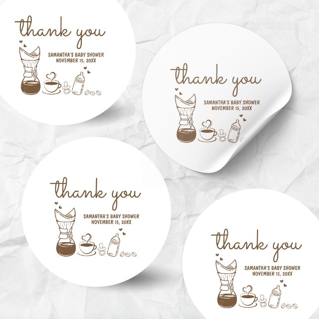 Adesivo Redondo Um bebê está criando Chá de fraldas de café (A Baby is Brewing Coffee Hand Drawn Baby Shower Sticker)