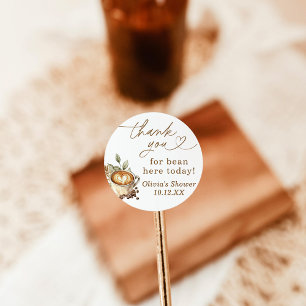 Adesivo Redondo Um Bebê Está Fazendo Chá de fraldas De Café