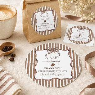 Adesivo Redondo Um Bebê Está Preparando Café Chá de Bebê