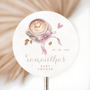 Adesivo Redondo Um bebê está preparando café chá de bebê laço rosa