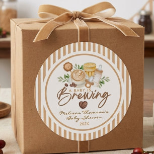 Adesivo Redondo Um Bebê Está Preparando Café Latte Chá de Bebê