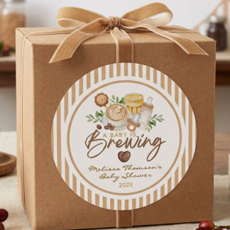 Adesivo Redondo Um Bebê Está Preparando Café Latte Chá de Bebê