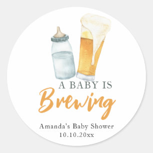 Adesivo Redondo Um bebê está preparando cerveja em garrafa Chuvada