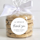 Adesivo Redondo Um Bonitinho, Obrigado, Favor De Casamento<br><div class="desc">Um adesivo moderno para seus favores de festa de casamento com "Um doce obrigado" em uma escrita de chic e tipografia elegante,  seus nomes e data de casamento.</div>
