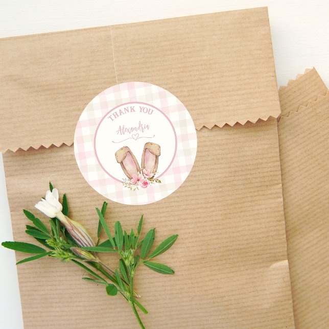 Adesivo Redondo Um Coelhinho Está Transformando Uma Menina Rosa (Cute Bunny 1st Girl Birthday Party Favor Stickers. Pink pastels watercolors with florals.)