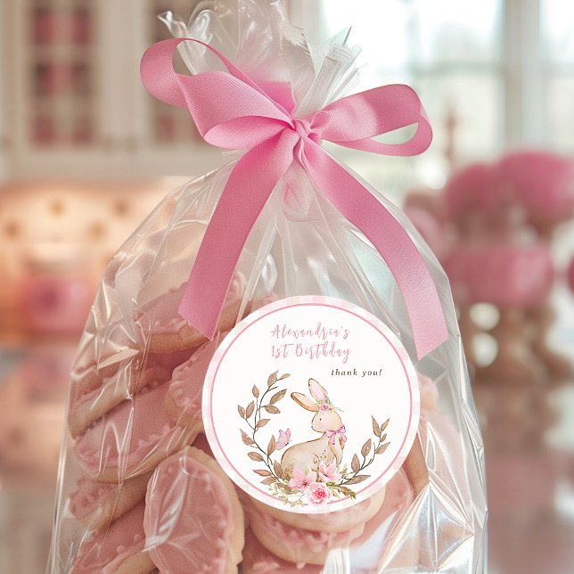 Adesivo Redondo Um Coelhinho Está Transformando Uma Menina Rosa (Cute Bunny Girls 1st Birthday Party. With pink wildflowers. Easily personalize Birthday girl's name.)