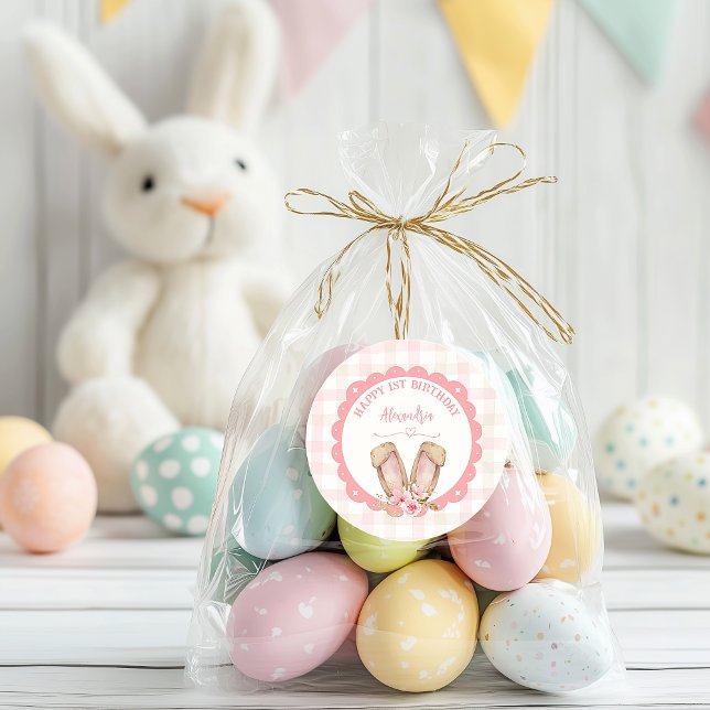 Adesivo Redondo Um Coelhinho Está Transformando Uma Menina Rosa (Cute Bunny 1st Girl Birthday. Pretty Pink Pastels. Easy to personalize name.)