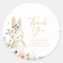 Um coelhinho está virando um aniversário.