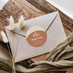 Adesivo Redondo Um doce fim para um novo casamento inicial<br><div class="desc">Este final doce para um novo adesivo clássico de casamento é perfeito para um casamento rústico. O design apresenta uma bela fonte em um fundo de terracota para embelezar seu evento.</div>