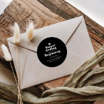 Adesivo Redondo Um doce fim para um novo casamento inicial<br><div class="desc">Este final doce para um novo adesivo clássico de casamento é perfeito para um casamento rústico. O design apresenta uma bela fonte em um fundo preto para embelezar seu evento.</div>
